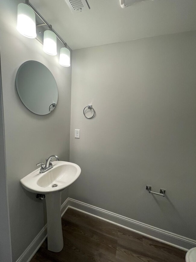 Building Photo - 3 Bedrooms, 2.5 Baths 2-story townhome