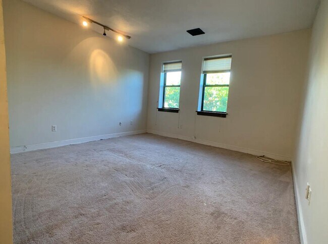 Building Photo - 110 Riverway