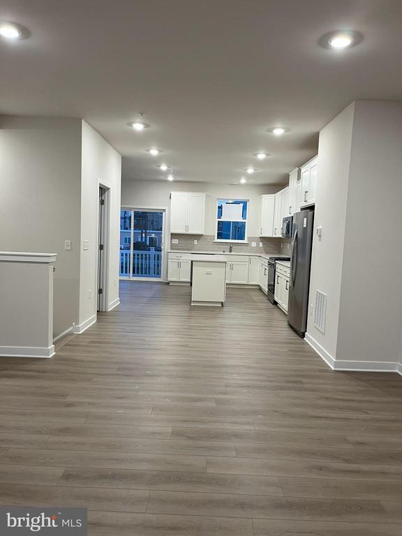 Building Photo - 507 Titanium St