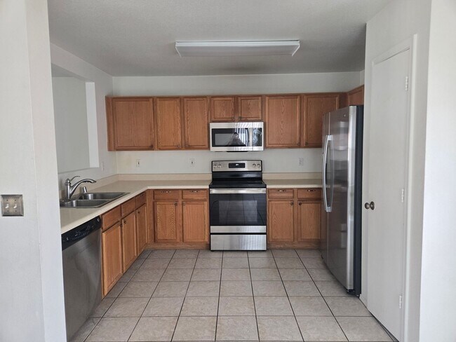 Building Photo - 3 bed, 2 bath in Surprise