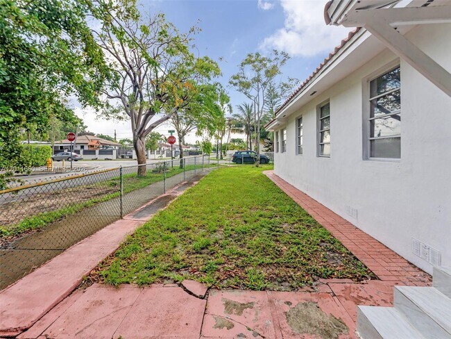 Building Photo - 520 NW 32nd Pl