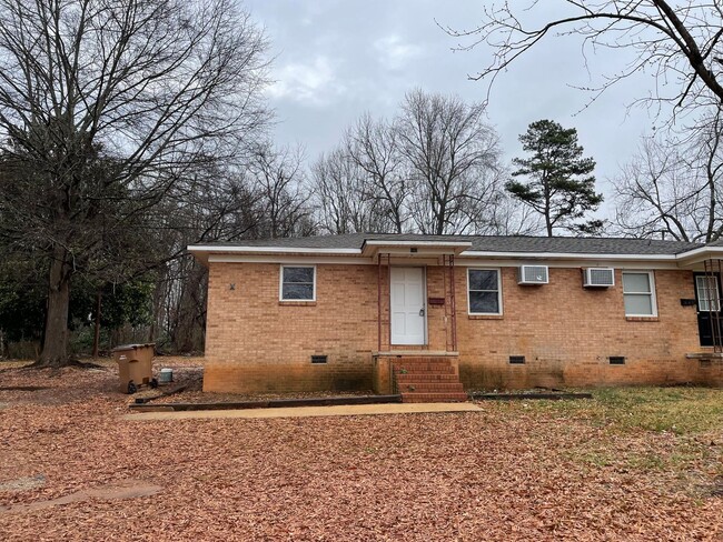 Building Photo - Two Bedroom Duplex in Lincolnton