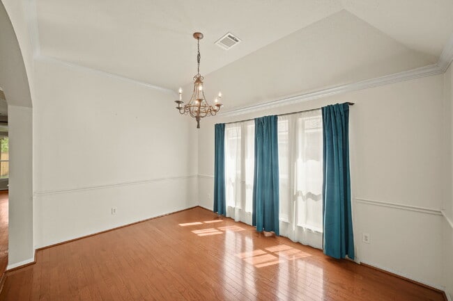 Building Photo - Welcome home to this charming single-story gem in the heart of Silverlake!