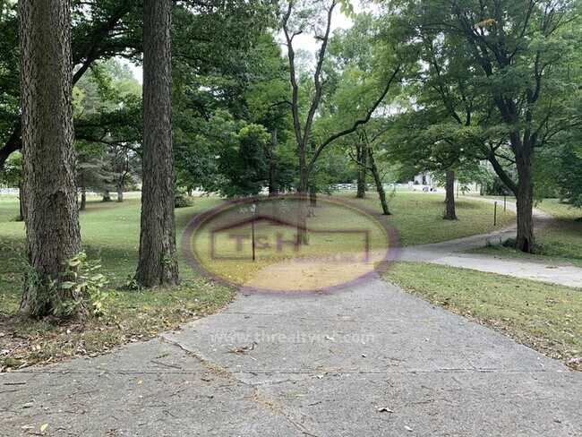 Building Photo - Spacious Home in Perry Township!