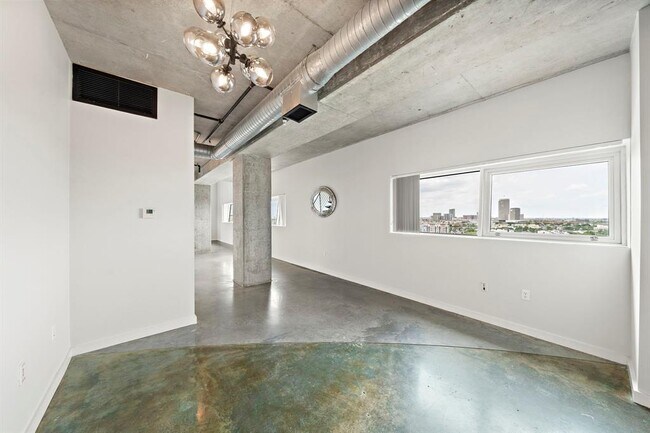Building Photo - 2000 Bagby St