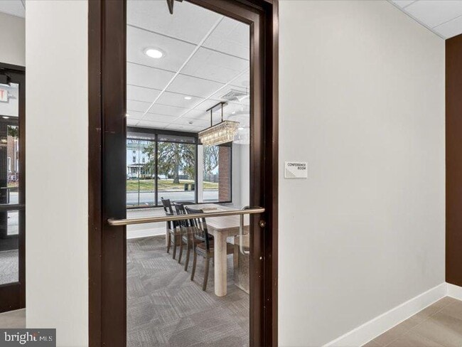 Building Photo - 624 Main St