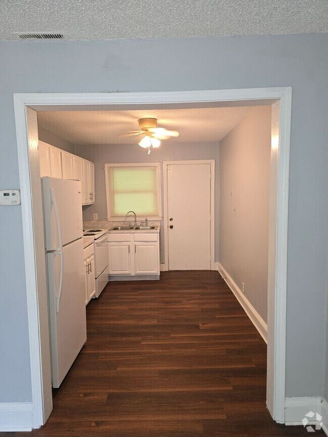 Building Photo - Duplex Available