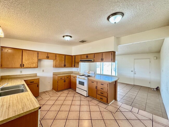 Building Photo - Coming Soon! 2 bedroom 1 bath