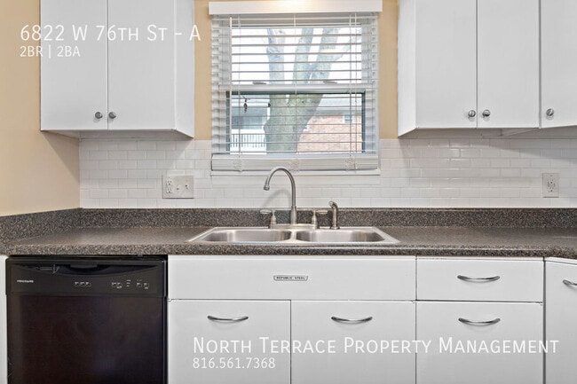 Building Photo - 2BR 2B with W/D and Hardwood Floors