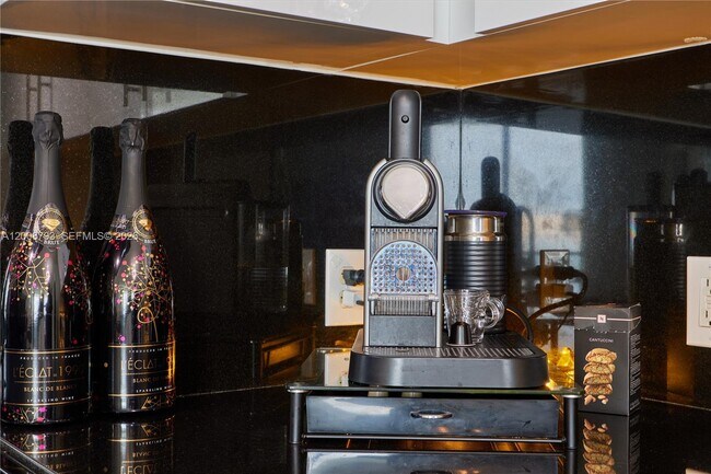 Building Photo - 300 S Biscayne Blvd