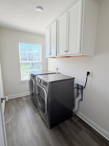 Building Photo - 1039 Fairwater Springs Dr