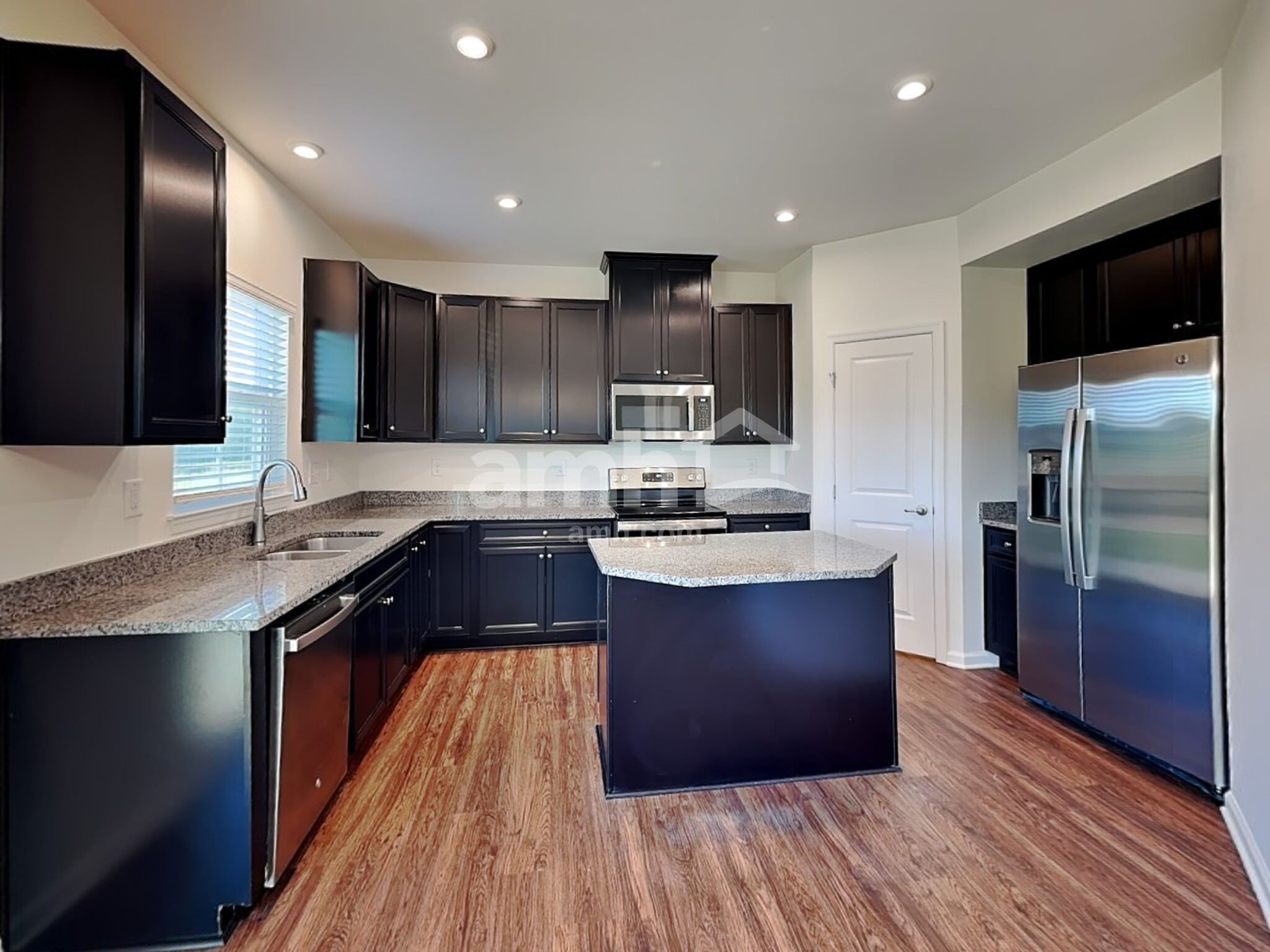 Building Photo - 548 Larragan Dr