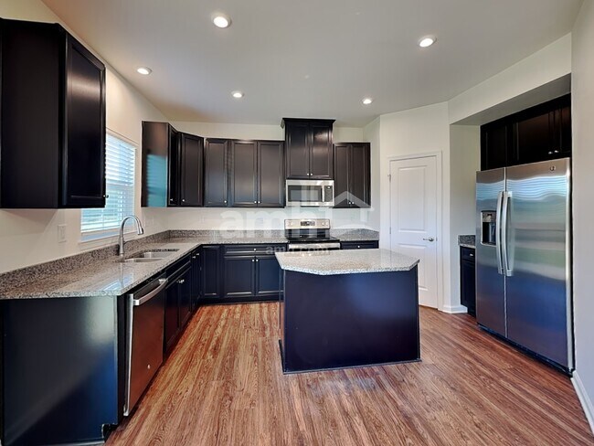 Building Photo - 548 Larragan Dr