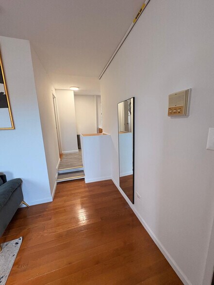 Building Photo - 402 E 11th St