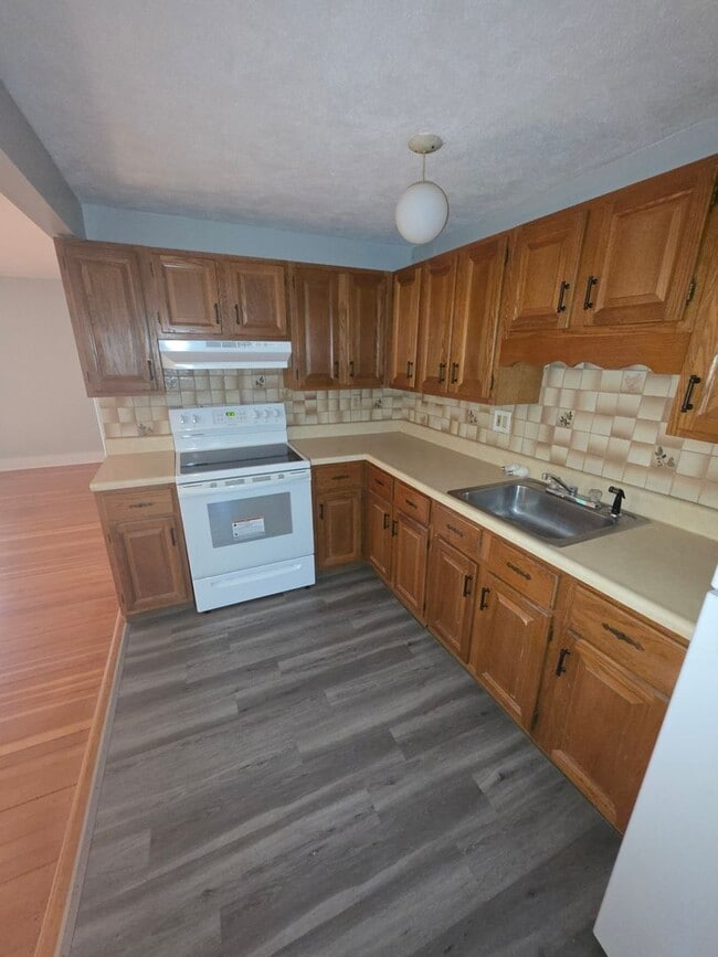 Building Photo - Charming 3 Bedroom Apartment in Millbrook,...