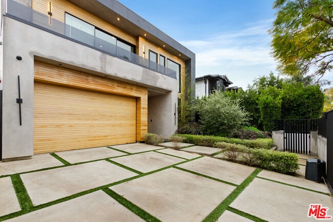 Building Photo - 738 N Harper Ave