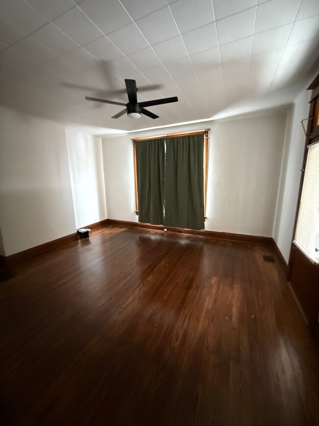 Building Photo - 947 York St