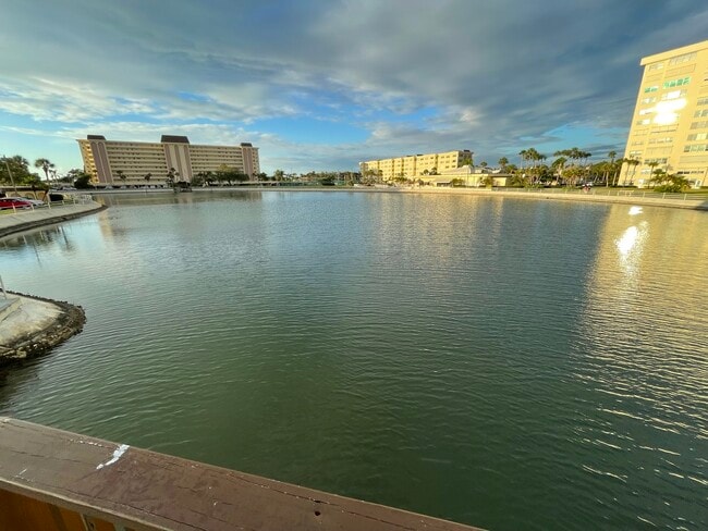 Building Photo - 4750 Cove Cir