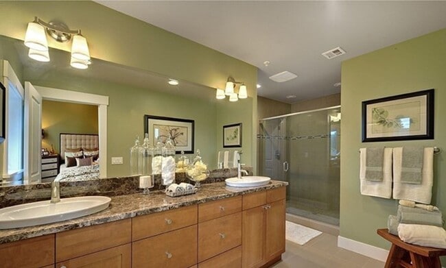 Building Photo - Spacious 4 bed Townhome in Central locatio...