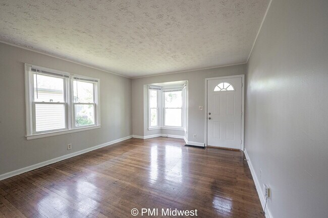 Building Photo - "Charming 2-Bed Home with Gleaming Hardwoo...