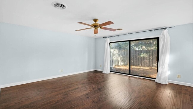 Building Photo - 904 Dogwood Ct