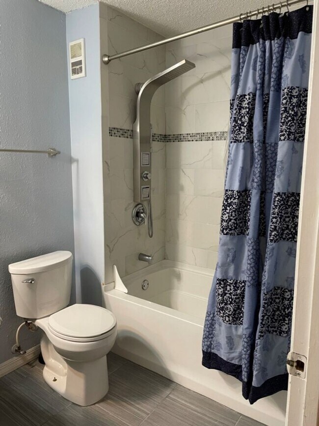 Building Photo - Beautiful Furnished 2/2 condo in Windsor Park