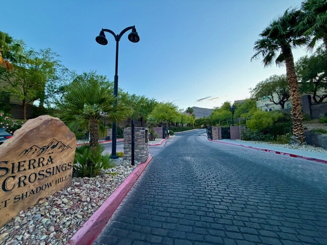 Building Photo - GATED 3 BED 2.5 BATH 1 CAR GARAGE SINGLE FAMILY HOME WITH COMMUNITY POOL