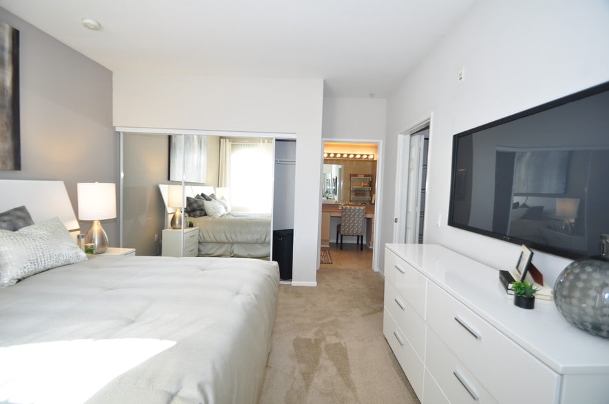 Primary Photo - La Jolla Crossroads Apartments