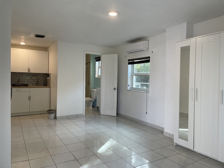 Building Photo - 1736 SW 12th St