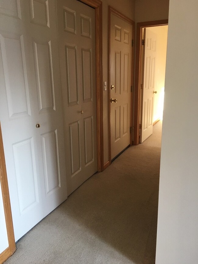 Building Photo - 2 Bedroom, 2 Bathroom Townhouse