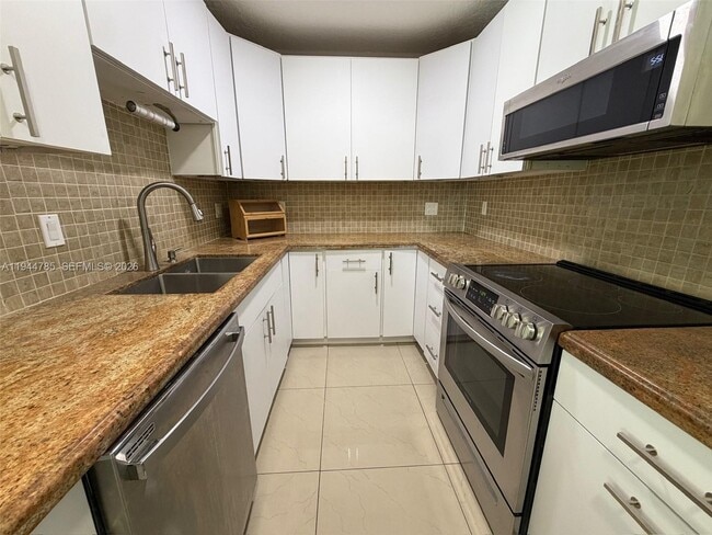 Building Photo - 9920 Jamaica Dr