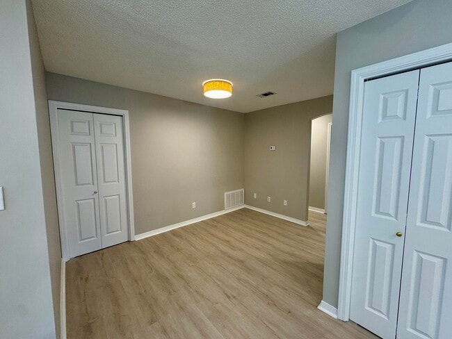 Building Photo - 529 Long Lake Dr