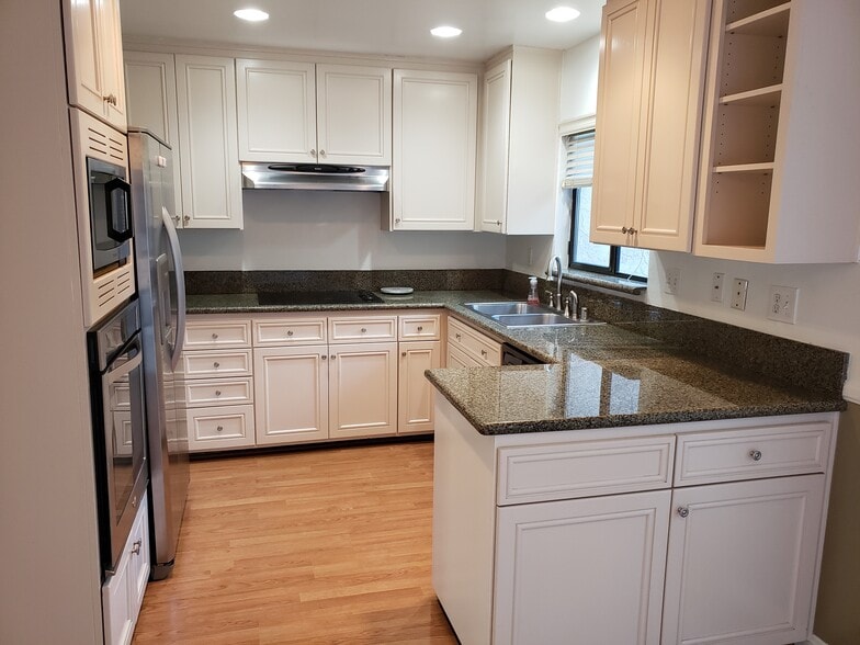 Kitchen - 638 Wilcox Ave