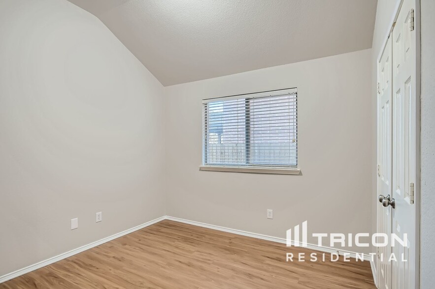 Building Photo - 9007 Water Oak Dr