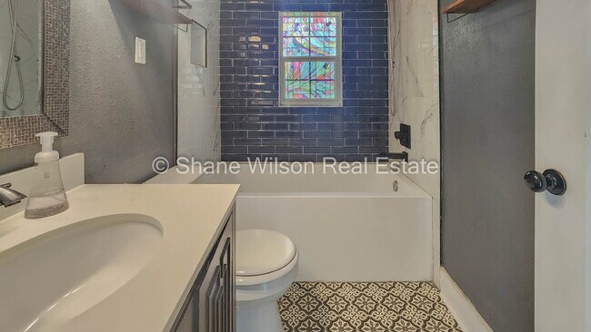 Building Photo - Comfortable 3 bedroom/ 1 bathroom home for rent.  Quiet neighborhood and lovely back yard and dec...