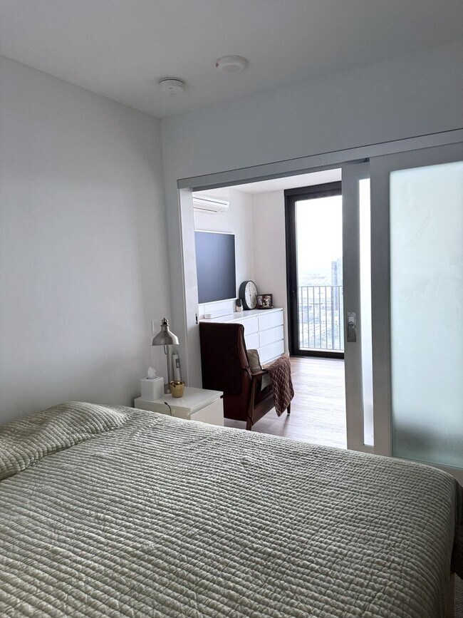 Building Photo - Aalii - High Floor Fully Furnished One Bed...