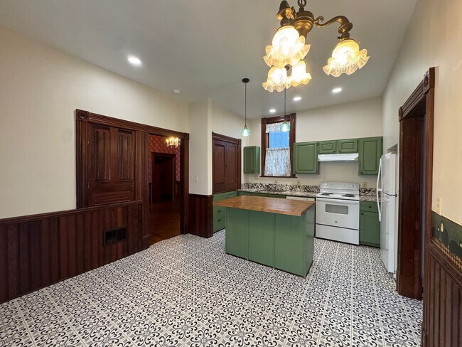 Building Photo - 801 Summer St