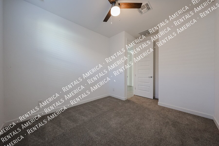 Building Photo - 2256 E Ridgewood Ln