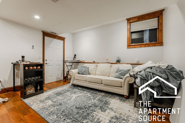 Building Photo - 1019 W Oakdale Ave