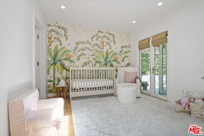 Building Photo - 215 S Medio Dr