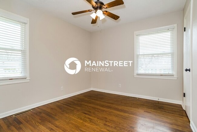 Building Photo - 3 Bedroom Pet-Friendly Home in KANSAS CITY, MO with Main Street Renewal