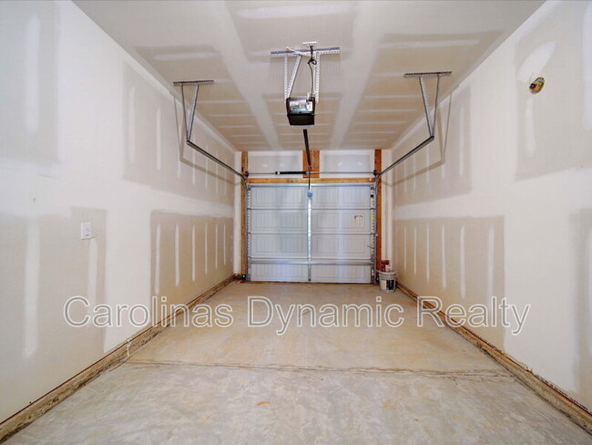 Building Photo - 916 S Battleground Ave