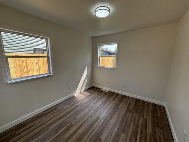 Building Photo - "Spacious 5-Bed Oasis with 2 Baths in Gary...