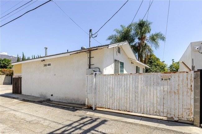 Building Photo - 1217 Elm Ave