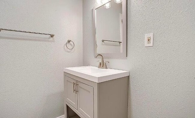 Building Photo - 3/2 Located within walking distance to Downtown Mineral Wells!