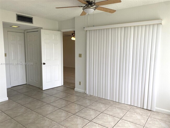 Building Photo - 2322 S Cypress Bend Dr