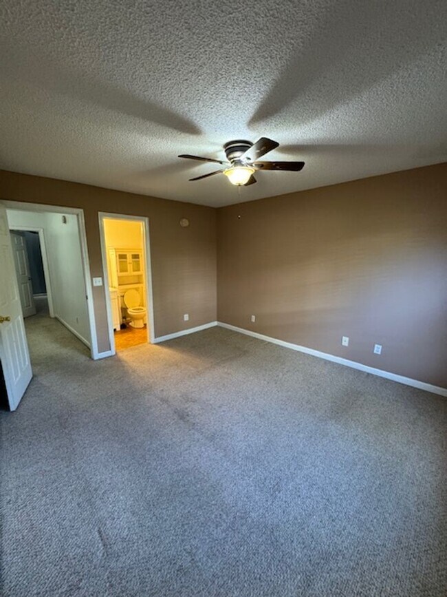 Building Photo - 2 Bed, 3 Bath Condo with Garage and  Flex ...