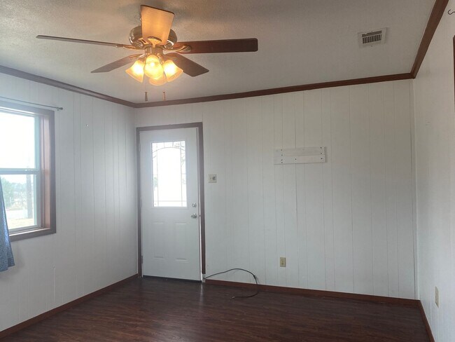 Building Photo - 2 BEDROOM COUNTRY LIVING