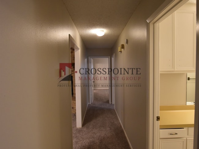 Building Photo - Adorable 3-bedroom, 2-bath duplex with 2-car garage in The Highlands Addition