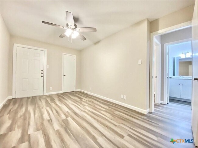 Building Photo - 2110 Blue Meadow Dr